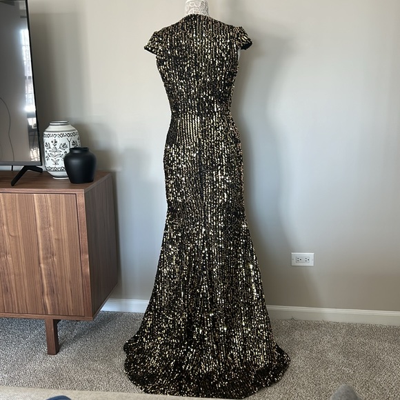NWOT - MAC DUGGAL Metallic Cap-Sleeve Gown in Black Gold - Picture 9 of 16